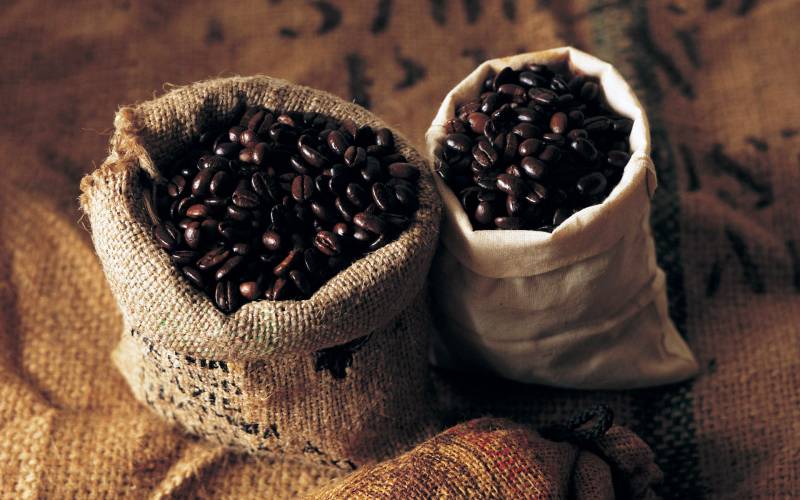 点击大图看下一张：咖啡咖啡豆精致美食图片