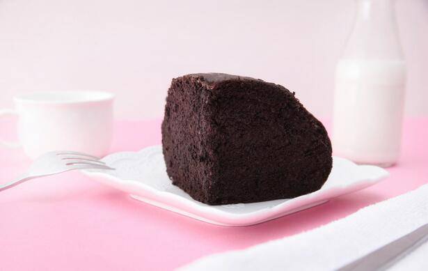 点击大图看下一张：唯美的黑巧克力蛋糕图片