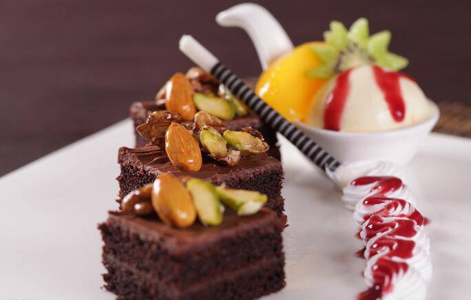 点击大图看下一张：精致小巧的巧克力蛋糕甜品图片