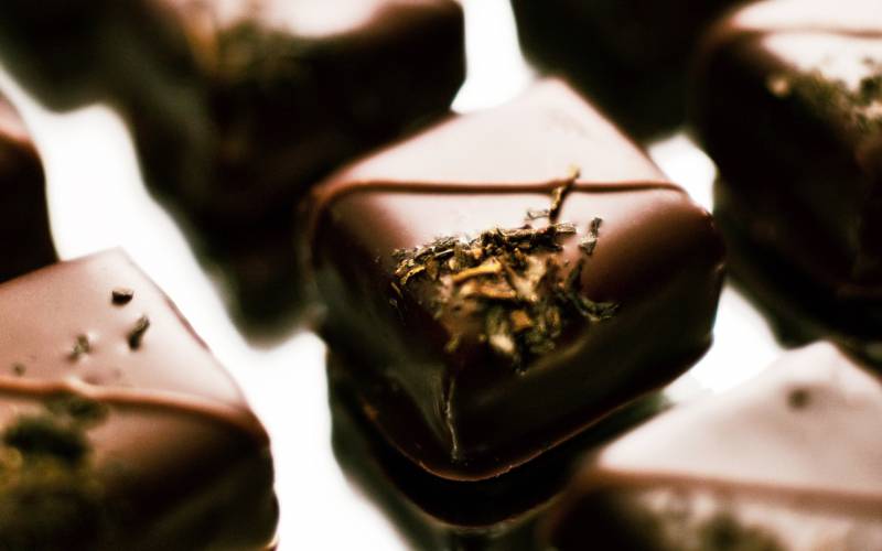 点击大图看下一张：甜蜜苦涩巧克力美食图片