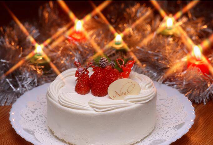 点击大图看下一张：生日烛光蛋糕实拍图片