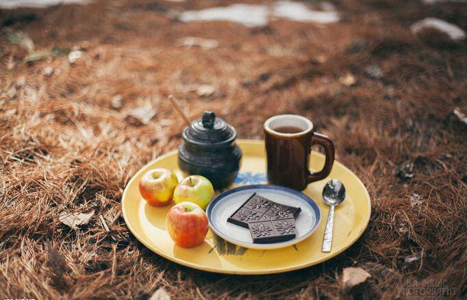 点击大图看下一张：草堆上的唯美下午茶图片
