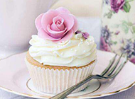 做工精巧的奶油杯子花朵蛋糕图片
