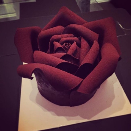 点击大图看下一张：玫瑰花蛋糕图片 漂亮的玫瑰花蛋糕