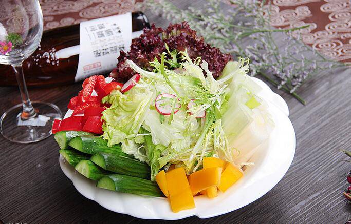 点击大图看下一张：漂亮的田园蔬菜沙拉图片