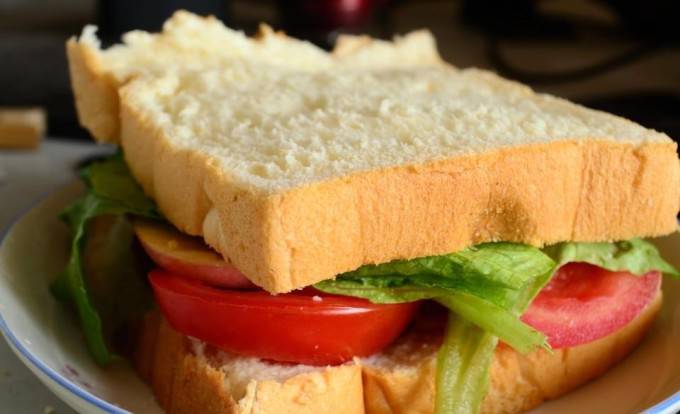 点击大图看下一张：自制美味三明治图片
