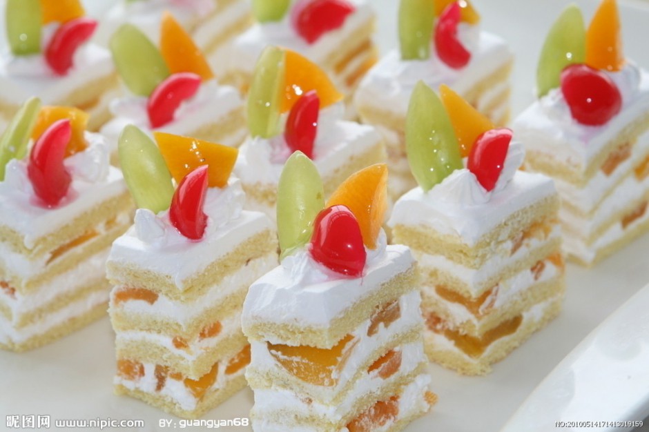 点击大图看下一张：唯美水果切件蛋糕图片
