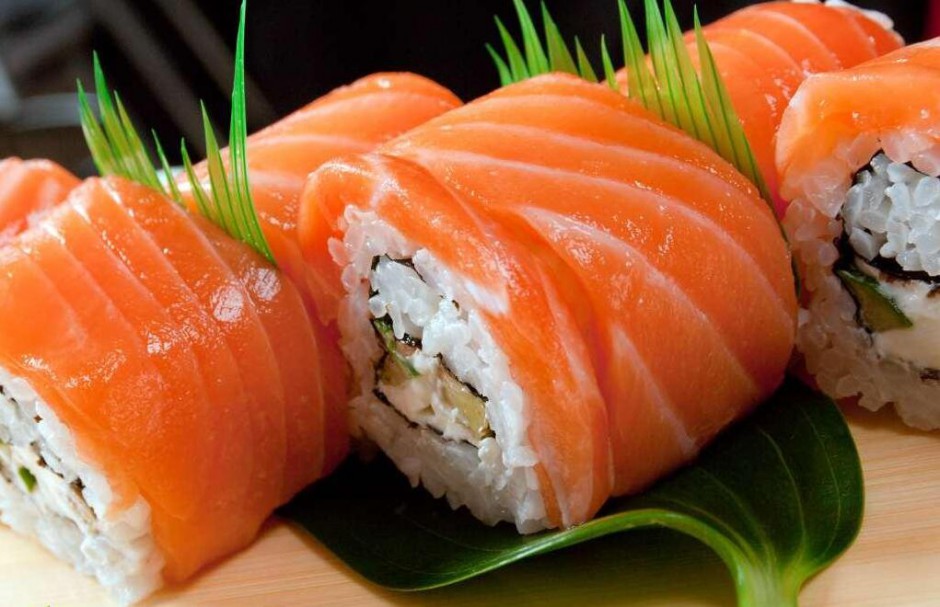 点击大图看下一张：美味的芝士三文鱼寿司图片