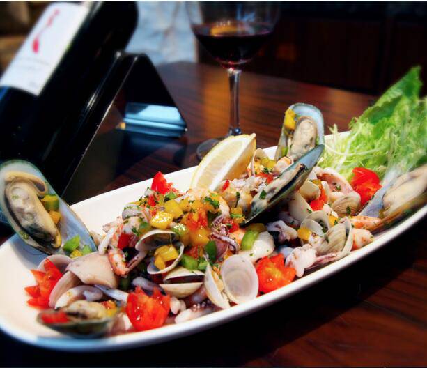 点击大图看下一张:新鲜美味的海鲜沙拉图片