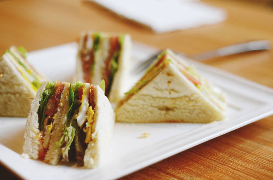 点击大图看下一张：蔬菜沙拉搭三明治美味可口
