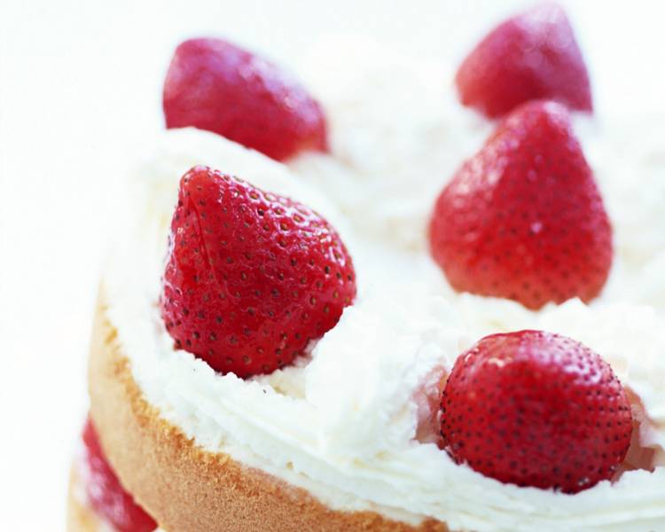 点击大图看下一张：诱人草莓甜点清新水果蛋糕