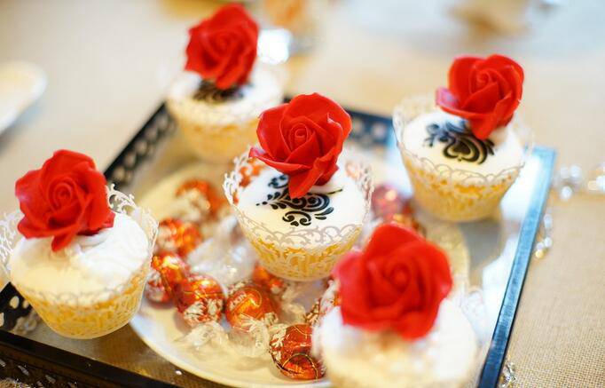 点击大图看下一张:欧式婚礼小甜点唯美图片