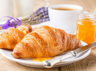 营养早餐黄油牛角面包图片