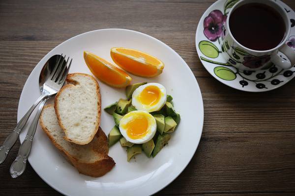 点击大图看下一张：面包鸡蛋加水果营养早餐美食