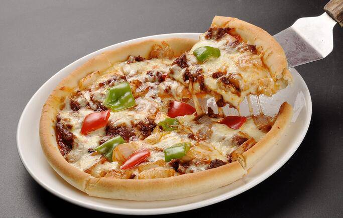 点击大图看下一张：刚出炉的黑椒牛柳披萨图片
