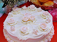 圆形的奶油玫瑰花蛋糕图片