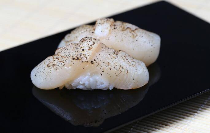 点击大图看下一张：日本黑椒带子寿司图片