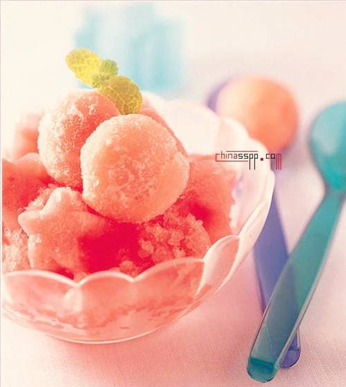 点击大图看下一张：水果冰淇淋球鲜美诱人