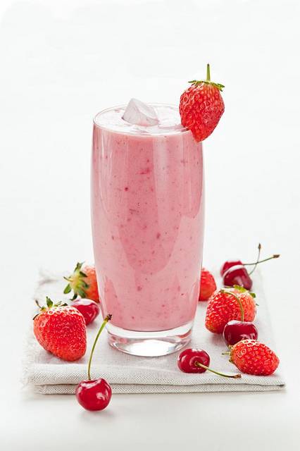 点击大图看下一张：营养美味的草莓奶昔图片