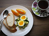 面包鸡蛋加水果营养早餐美食