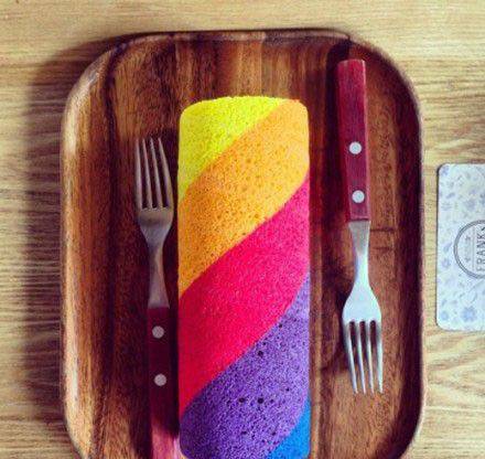 点击大图看下一张：彩虹蛋糕卷图片美味诱惑
