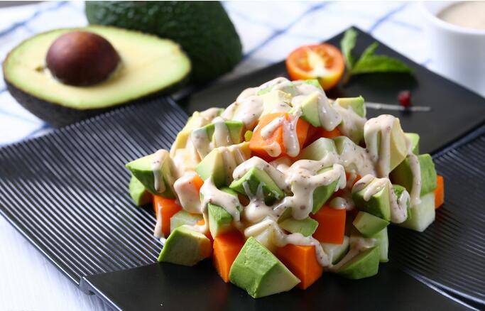 点击大图看下一张：美味自制健康牛油果沙拉图片