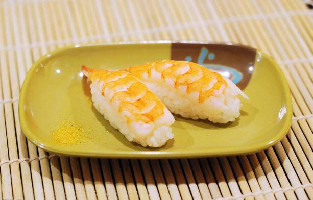 点击大图看下一张：味道鲜美的熟虾寿司图片