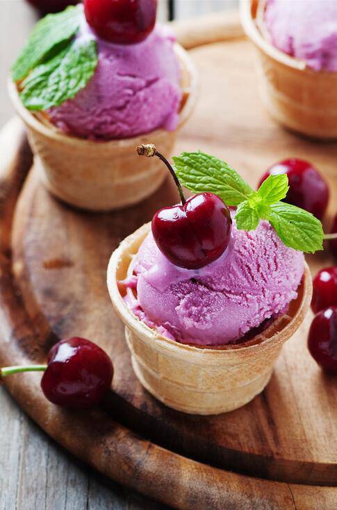 点击大图看下一张：口感丰富的水果冰淇淋图片