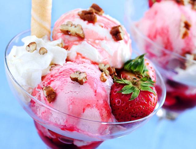 点击大图看下一张：香甜可口的水果冰淇淋