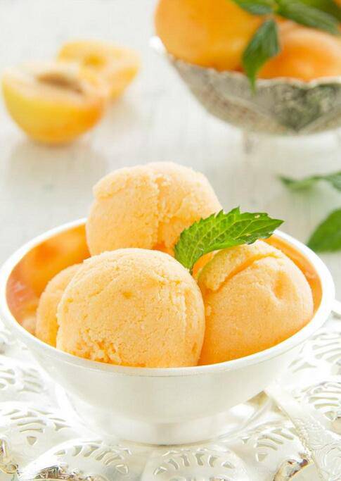 点击大图看下一张:酸奶冰淇淋图片冰凉诱人