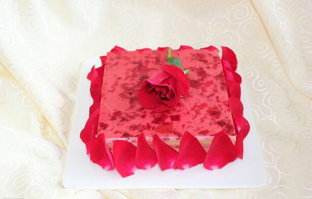 点击大图看下一张：漂亮的红玫瑰蛋糕图片