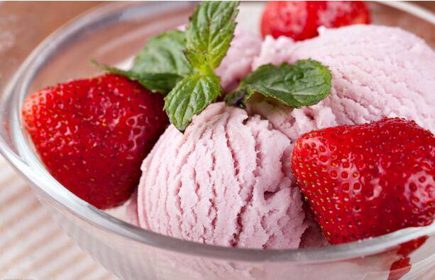点击大图看下一张：香甜的草莓冰淇淋图片