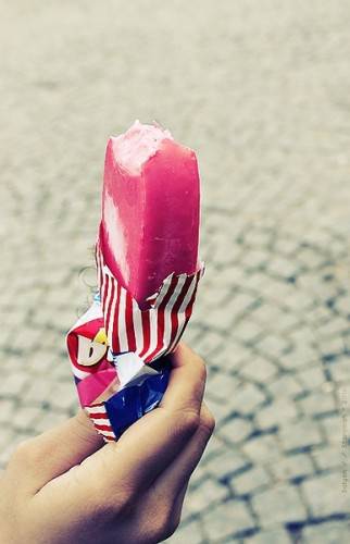 点击大图看下一张：味道甜美的草莓冰淇淋