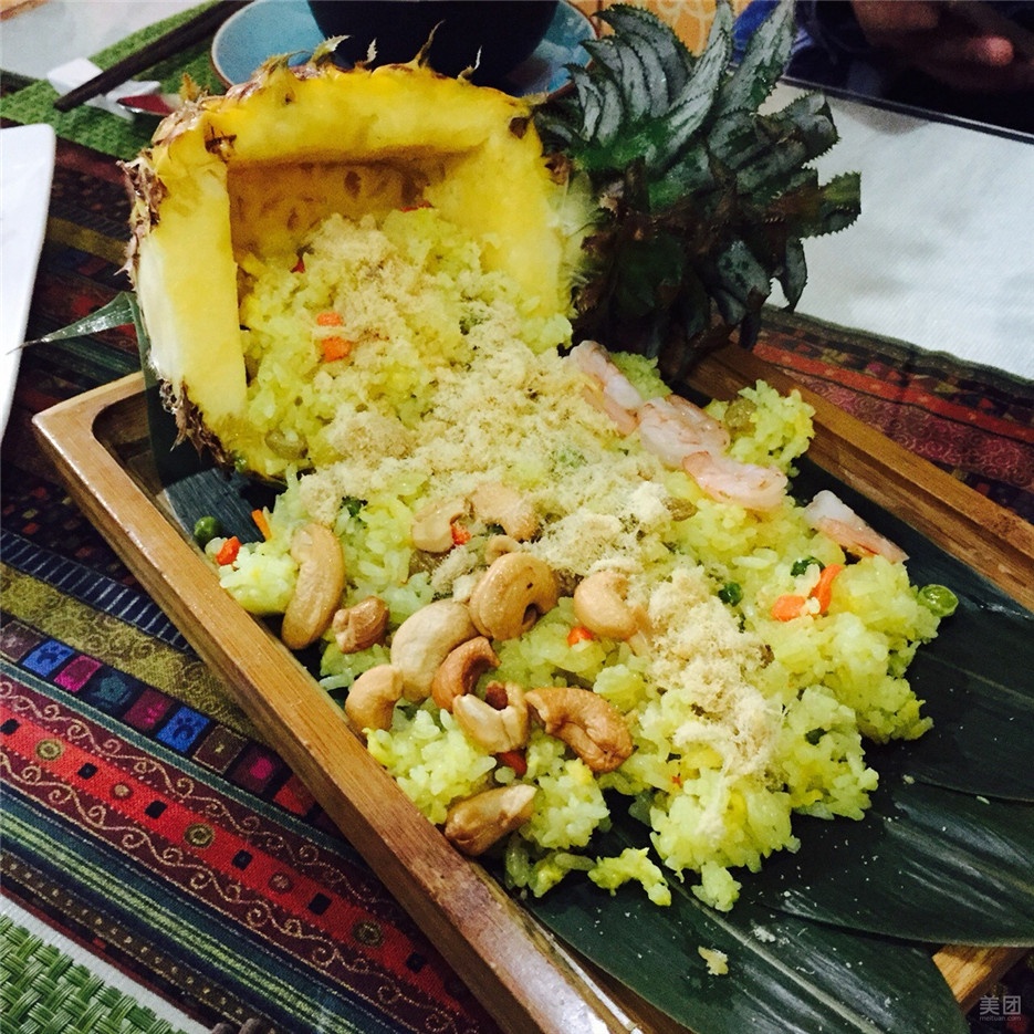 点击大图看下一张：异国口味泰式菠萝饭图片欣赏