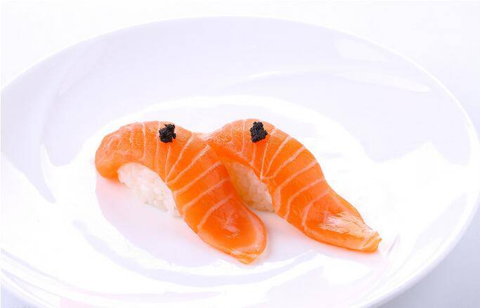 点击大图看下一张：鲜美可口的三文鱼寿司图片