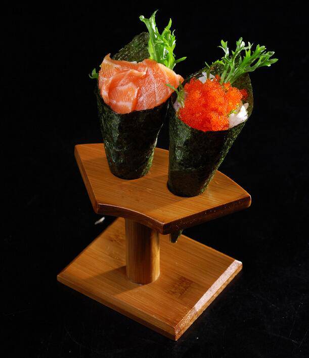 点击大图看下一张：手卷日本三文鱼寿司高清图