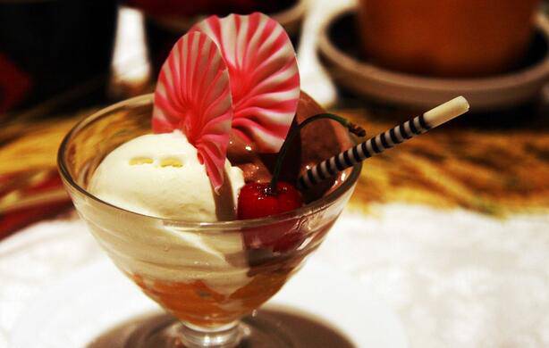 点击大图看下一张：奶油巧克力冰淇淋图片