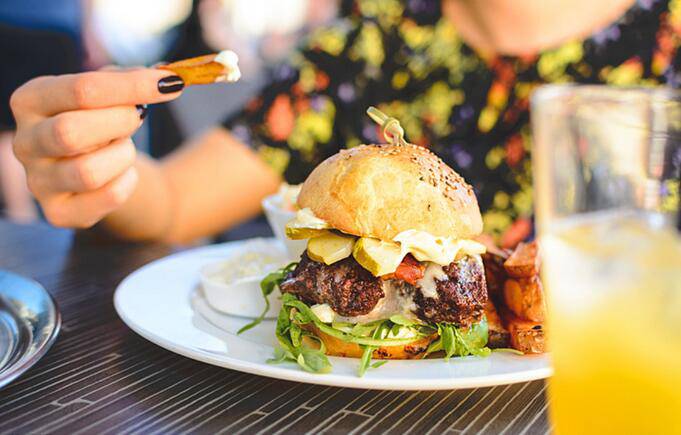 点击大图看下一张：超美味的芝士牛肉汉堡图片