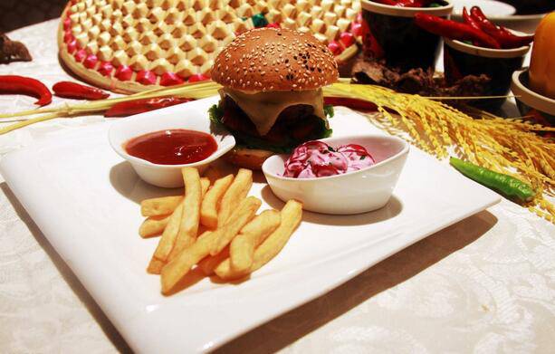 点击大图看下一张：美味的黑椒牛肉汉堡图片