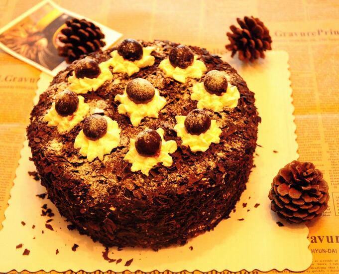 点击大图看下一张：味道浓郁的坚果黑巧克力蛋糕图片