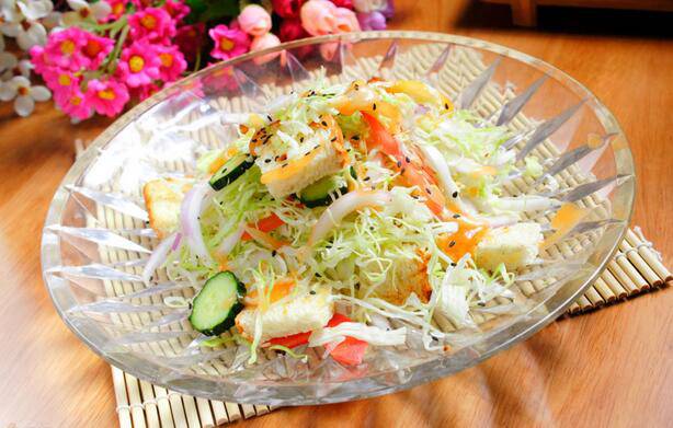 点击大图看下一张：减肥瘦身必备的蔬菜沙拉图片