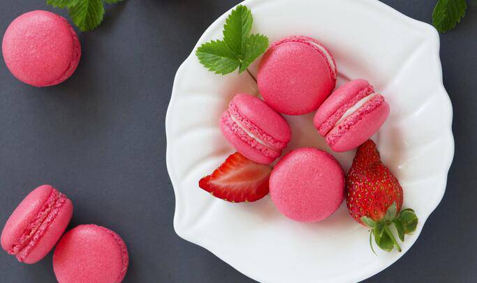 点击大图看下一张：草莓马卡龙蛋糕超清图片