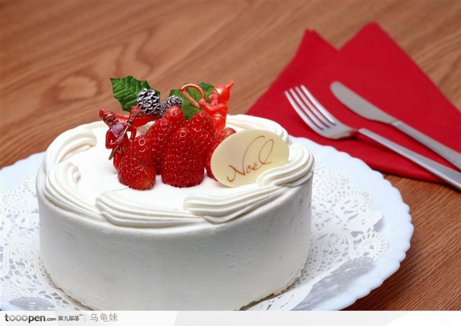 点击大图看下一张：白色蛋糕图片 三层白色婚礼蛋糕图片欣赏