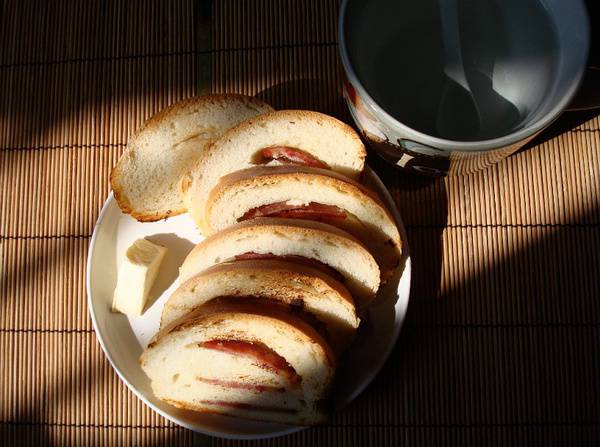 点击大图看下一张：培根面包配奶酪 清晨早餐美食