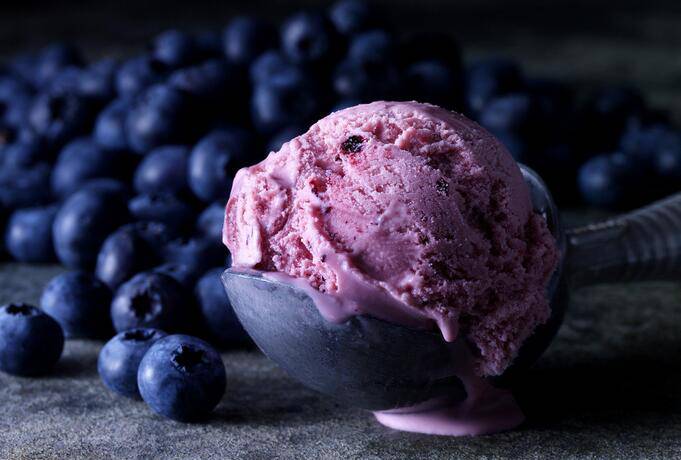 点击大图看下一张：冰点美食蓝莓冰淇淋图片
