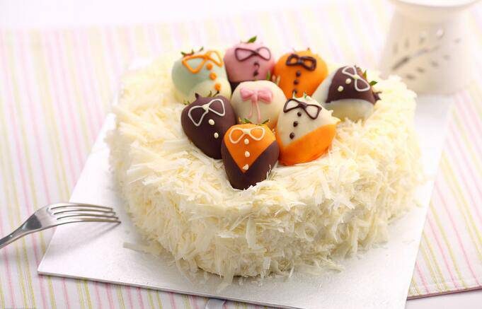 点击大图看下一张：造型简约可爱的白巧克力蛋糕图片