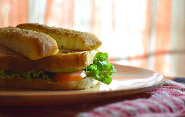 点击大图看下一张：健康的蔬菜三明治图片