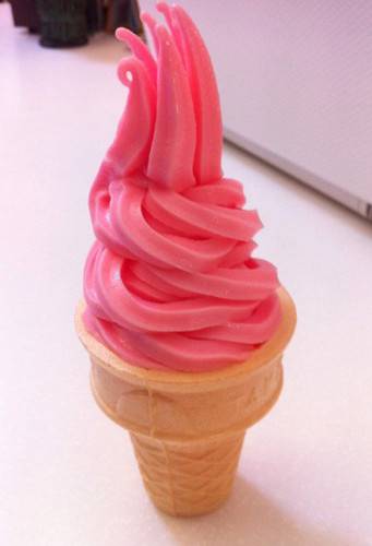 点击大图看下一张：香甜可口的水果冰淇淋