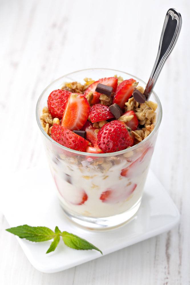 点击大图看下一张：酸甜营养的健康草莓奶昔早餐图片