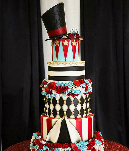 点击大图看下一张：造型精美创意翻糖婚礼蛋糕欣赏